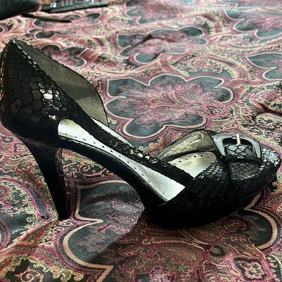 BCBG Peep Toe Pumps. Size 8.5! Color black. Leather upper! 4 inch heel! - Picture 9 of 11